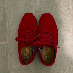 Red TOMS wool cordones